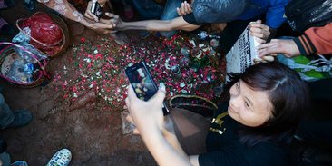 usai-dikebumikan-para-fans-ramai-foto-selfie-di-samping-nisan-olga